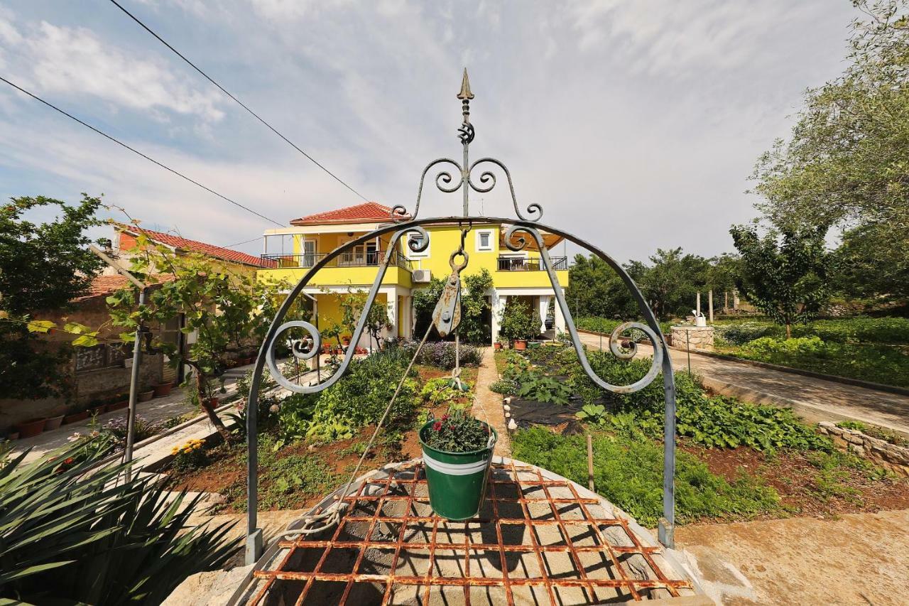 Senkini Dvori Apartamento Sutomiscica Exterior foto