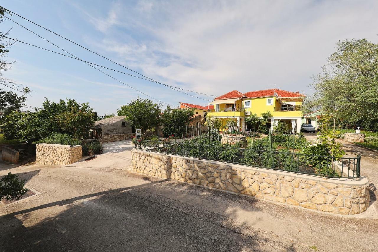 Senkini Dvori Apartamento Sutomiscica Exterior foto