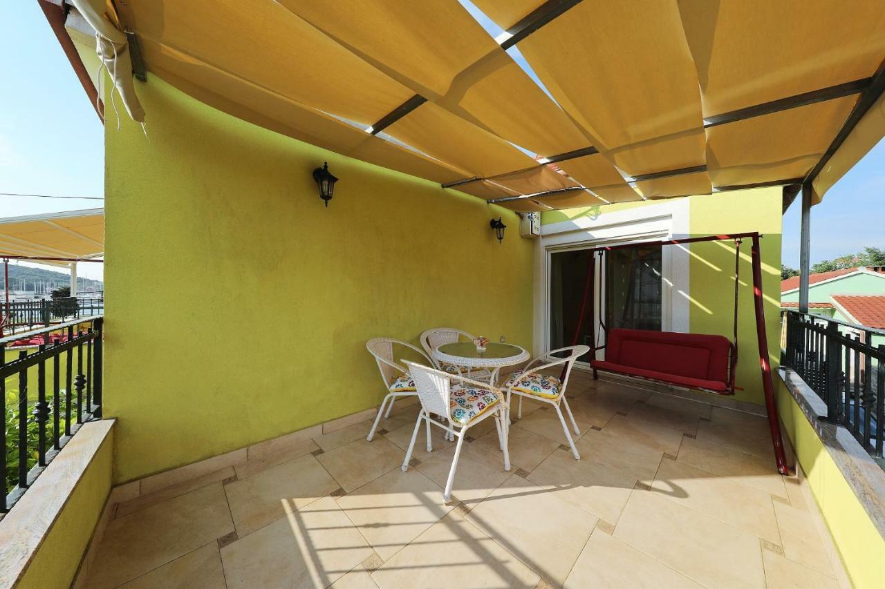 Senkini Dvori Apartamento Sutomiscica Exterior foto