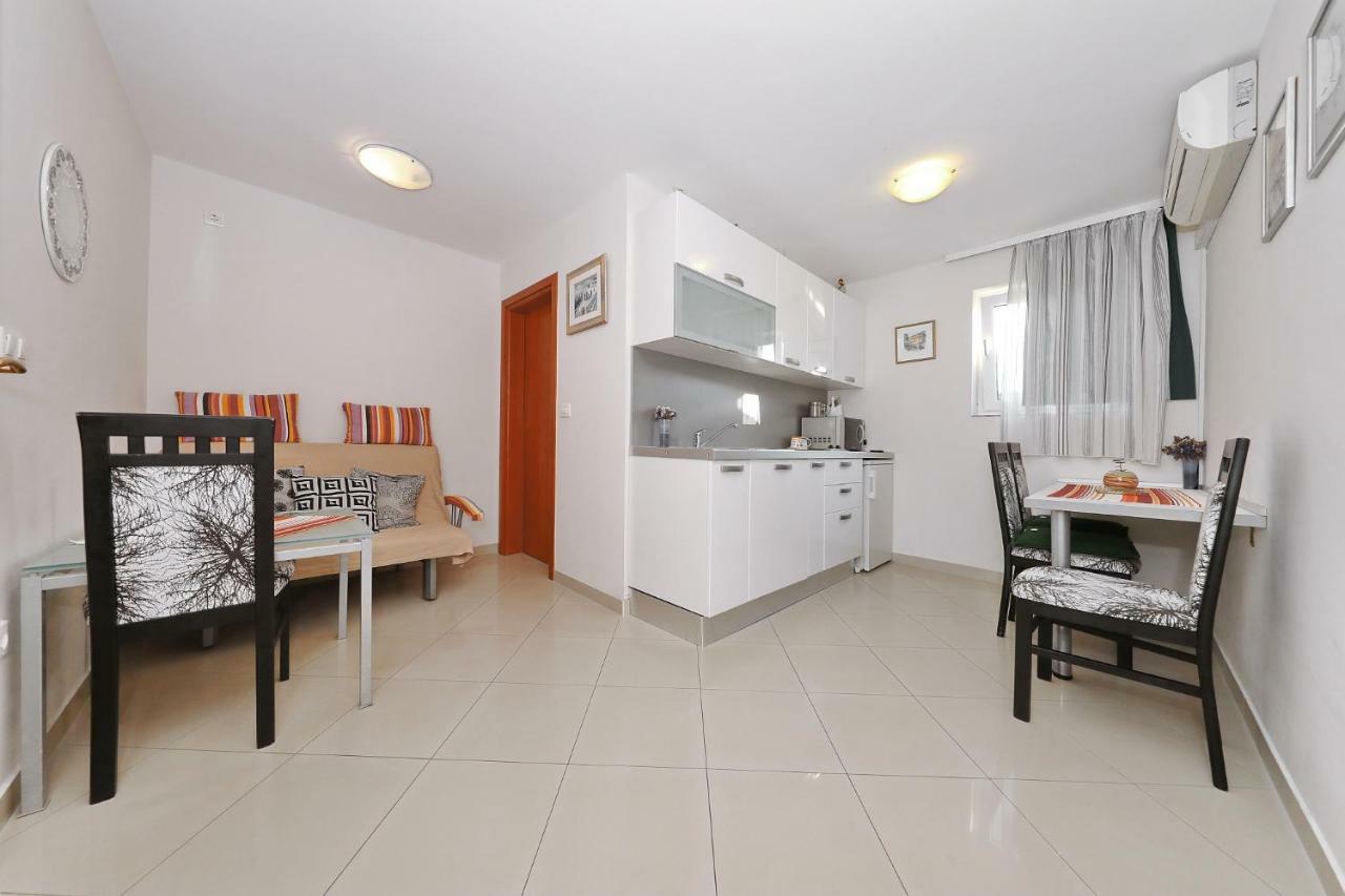 Senkini Dvori Apartamento Sutomiscica Exterior foto