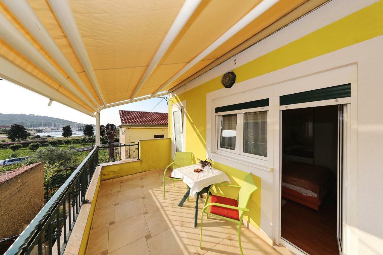 Senkini Dvori Apartamento Sutomiscica Exterior foto